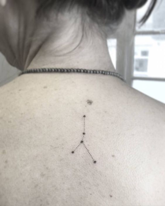 Tatouage Constellation Du Cancer Minimaliste Sur Le Dos