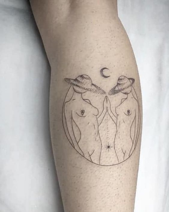 Tatouage Femmes Jumelles Avec Planètes, Lune Et étoile Sur La Jambe