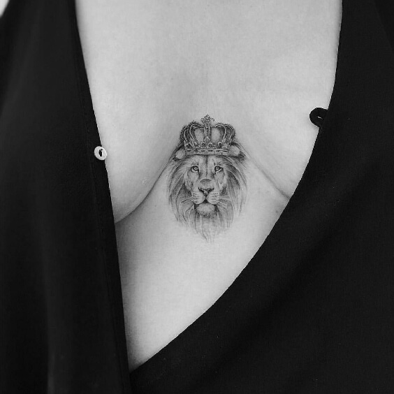 Tatouage Lion Avec Couronne Sur Le Sternum
