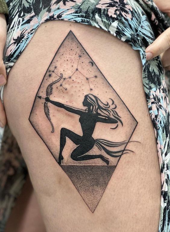 Tatouage Losange Avec Femme Archer Et étoiles Sur La Cuisse