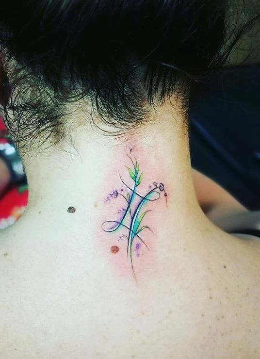 Tatouage Signe Gémeaux Avec Fleurs Colorées Sur La Nuque
