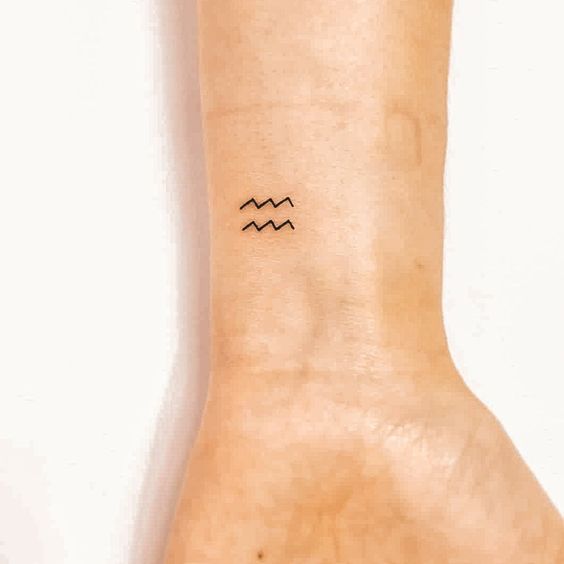Tatouage Signe Verseau Minimaliste Sur Le Poignet