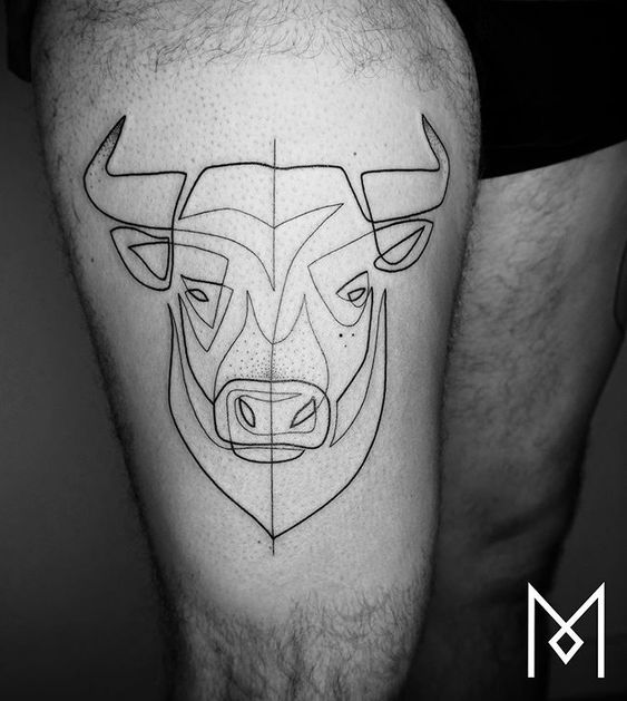 Tatouage Taureau En Trait Unique Sur La Cuisse