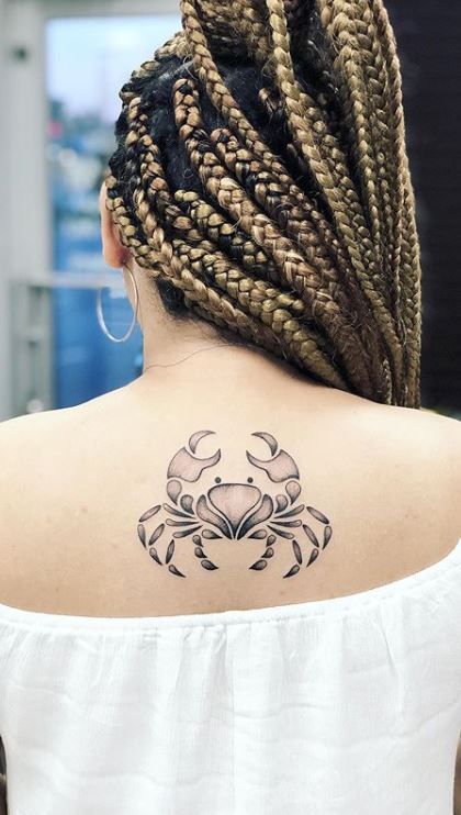 Tatouage Crabe Graphique Sur Le Dos