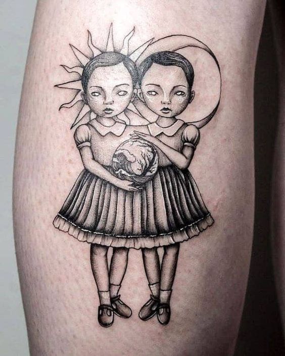 Tatouage Filles Jumelles Avec Lune Et Soleil Sur La Jambe