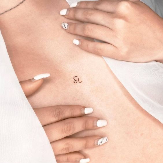 Tatouage Signe Lion Discret Sur Le Sternum