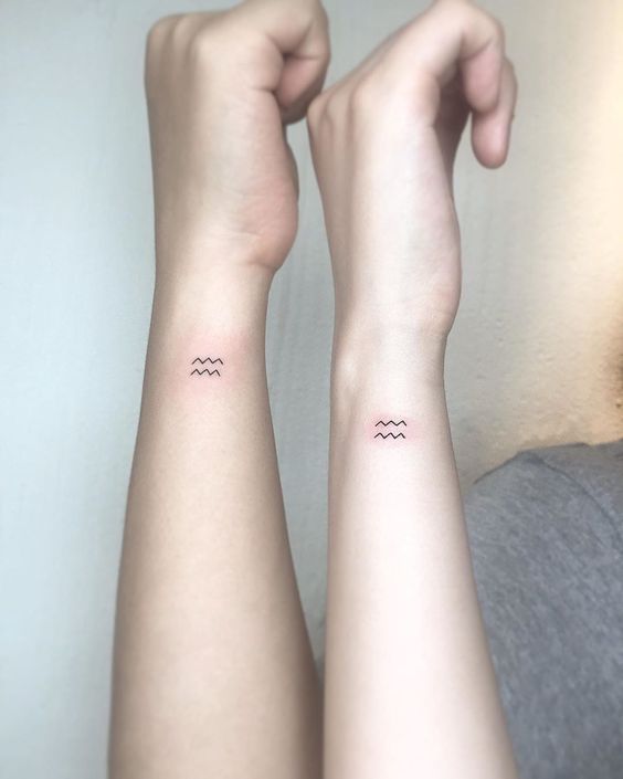 Tatouage Signe Verseau Pour Couple Sur Le Poignet ©temmeutamanho