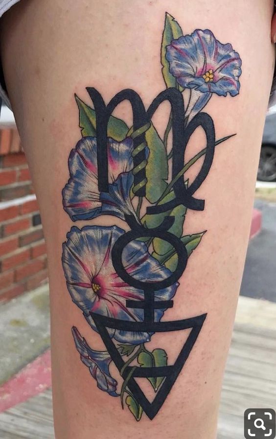 Tatouage Signe Vierge Avec Fleurs Bleues Sur La Cuisse
