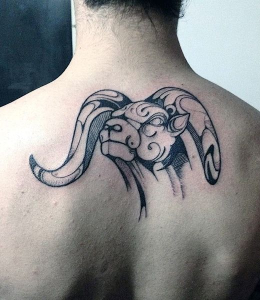 Tatouage Tête De Bélier à L'encre Noire Sur Le Dos