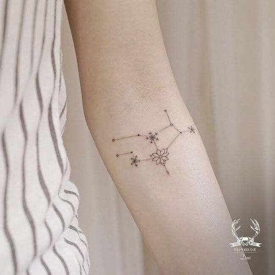 Tatouage Constellation De La Vierge Avec Fleur Sur L'avant Bras