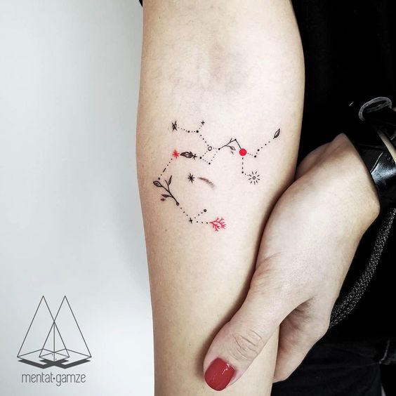 Tatouage Constellation Du Sagittaire Avec Plume Et Feuilles Sur L'avant Bras
