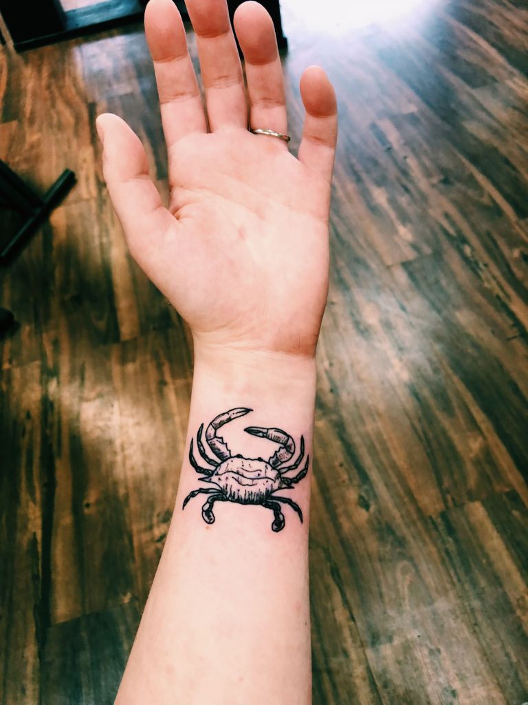 Tatouage Crabe à L'encre Noire Sur Le Poignet