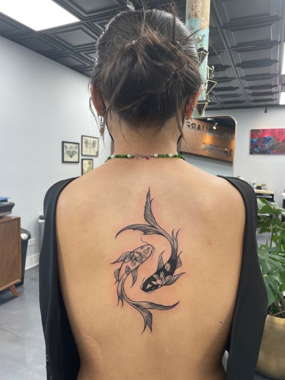Tatouage Poissons Koi Noir Et Blanc Sur Le Dos