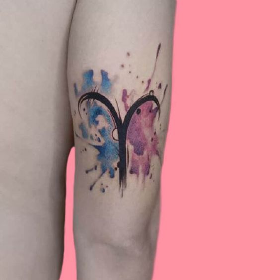 Tatouage Signe Bélier Avec Peintures Aquarelles Sur Le Bras