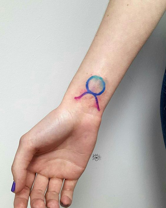 Tatouage Signe Taureau En Aquarelle Sur Le Poignet