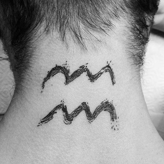 Tatouage Signe Verseau Graphique Sur La Nuque