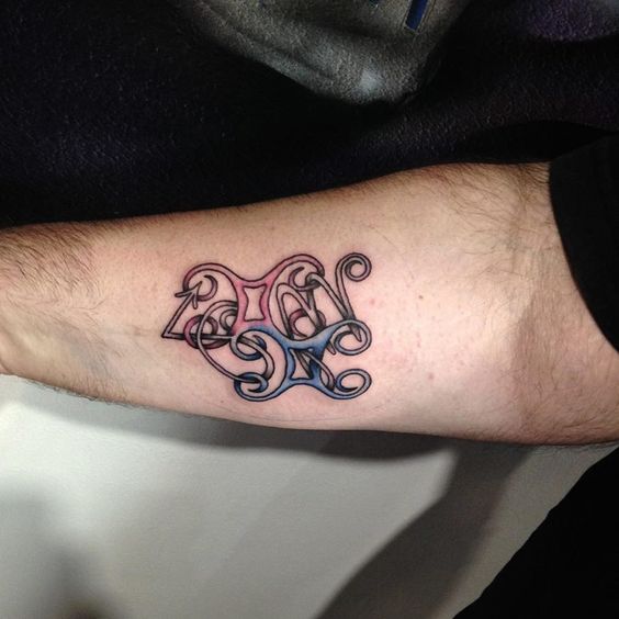 Tatouage Signes Gémeaux Rouge Et Bleu Sur L'avant Bras