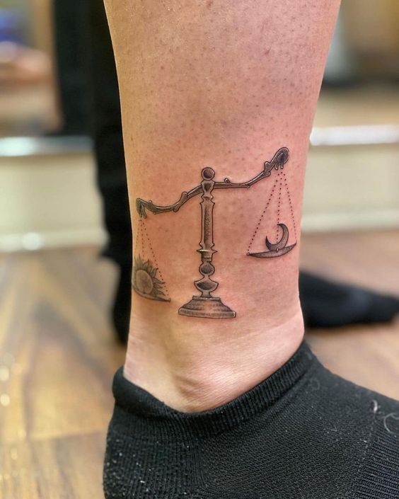 Tatouage Balance Avec Soleil Et Lune Sur La Cheville