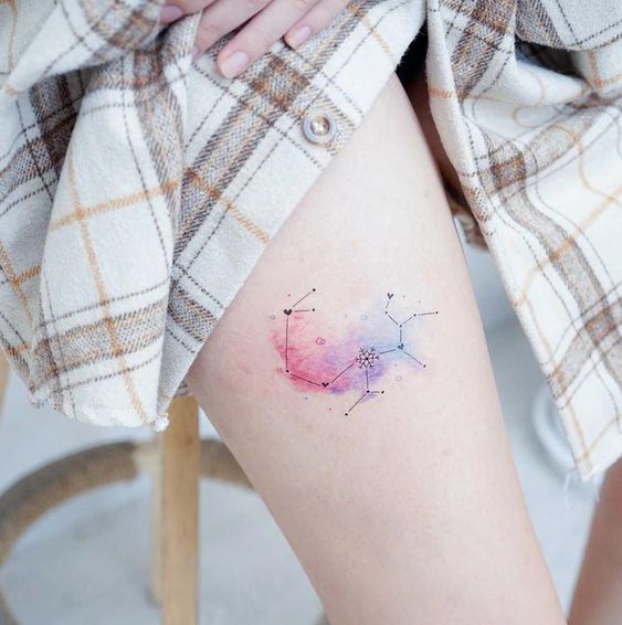 Tatouage Constellation Avec Coeurs Et Aquarelle Sur La Cuisse