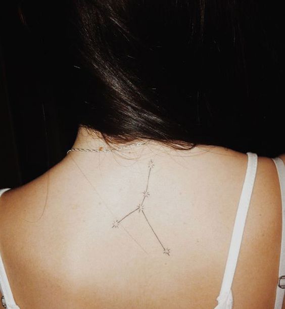 Tatouage Constellation Du Cancer Sur Le Dos