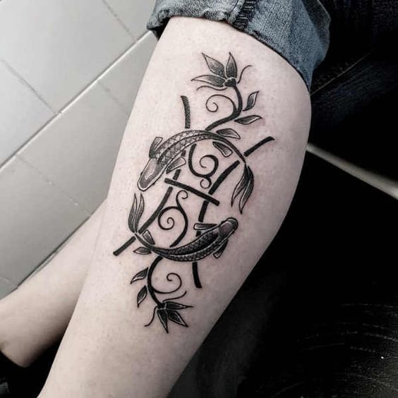 Tatouage Poissons Et Fleurs En Noir Et Gris Sur La Jambe