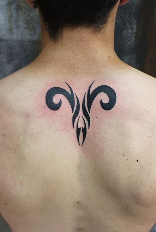 Tatouage Signe Bélier Tribal Sur Le Dos