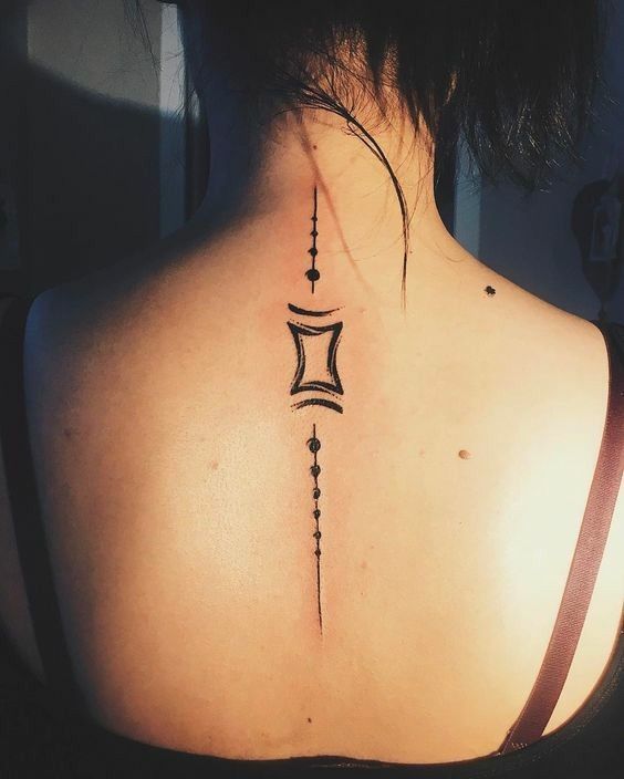 Tatouage Signe Gémeaux Avec Astres Sur La Colonne Vertébrale
