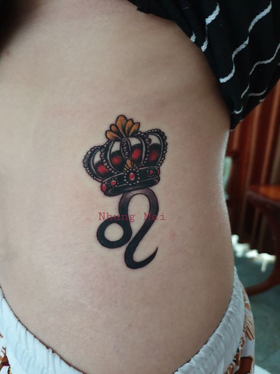 Tatouage Signe Lion Avec Couronne Sur Les Côtes