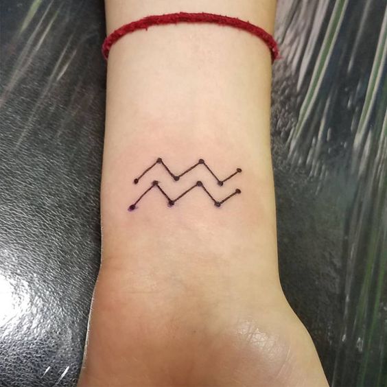Tatouage Signe Verseau En Points Et Tirets Sur Le Poignet