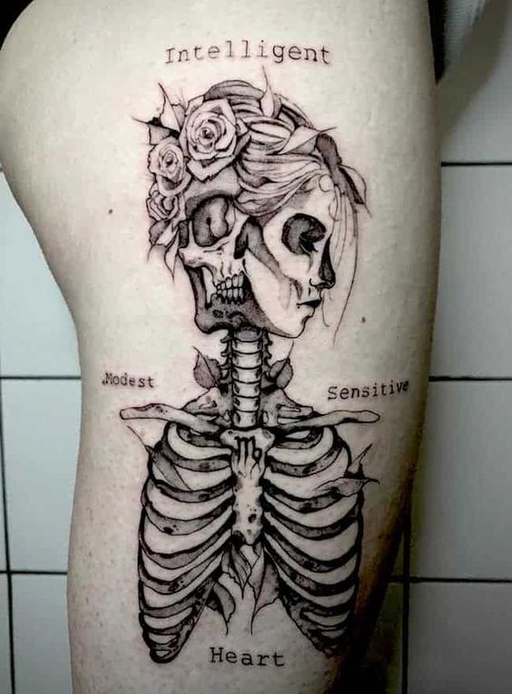 Tatouage Signe Vierge Avec Squelette Sur La Cuisse