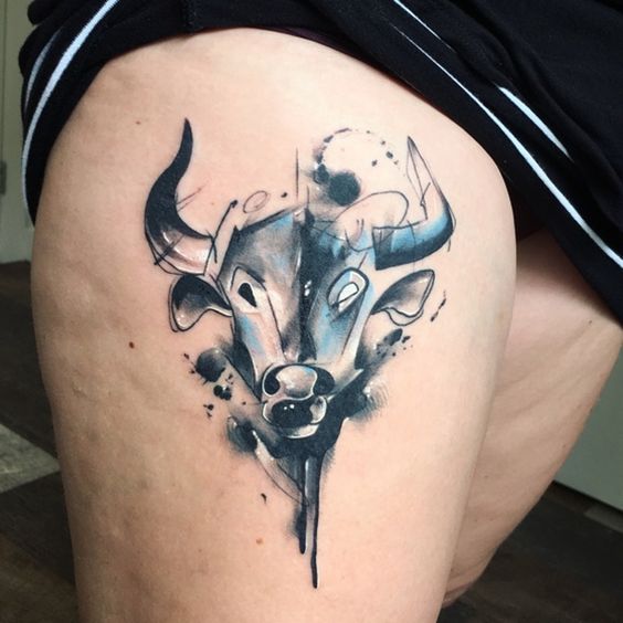 Tatouage Taureau En Aquarelles Noire Et Bleue Sur La Cuisse
