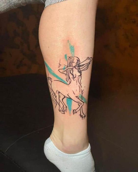 Tatouage Centaure Et Aquarelle Bleue Sur Le Mollet