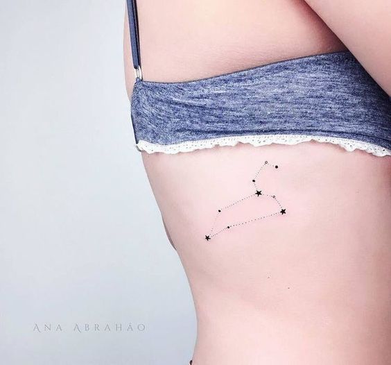 Tatouage Constellation Du Lion Sur Les Côtes