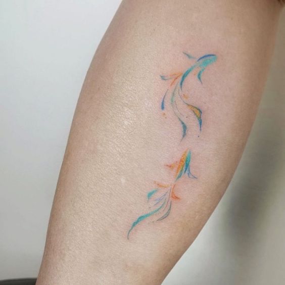Tatouage Poissons Bleu Et Orange Sur La Jambe