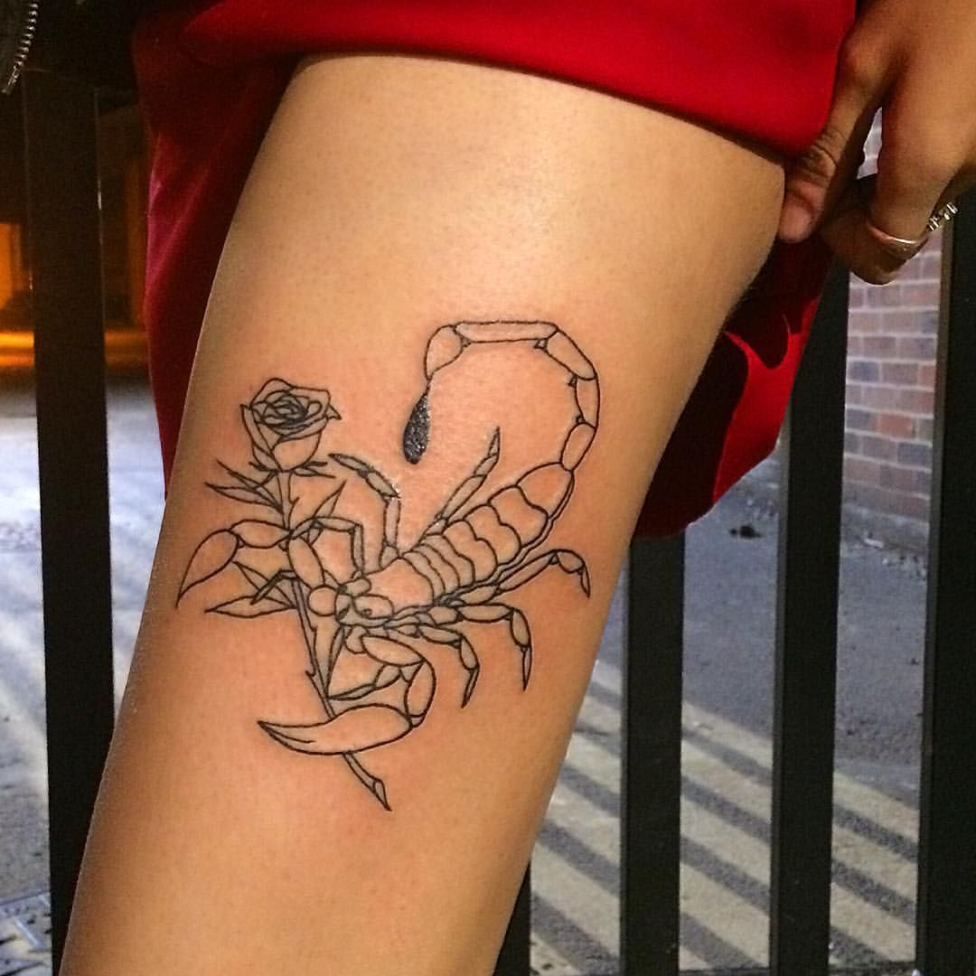 Tatouage Scorpion Et Rose En Lignes Fines Sur La Cuisse