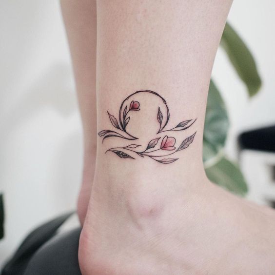 Tatouage Signe Balance En Fleurs Sur La Cheville
