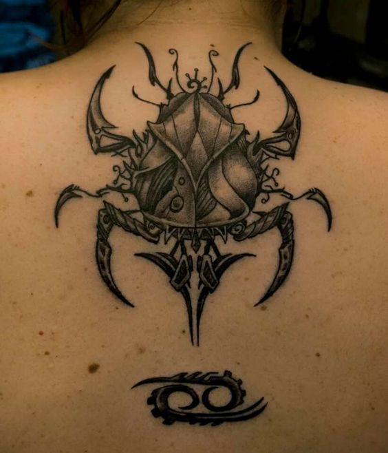 Tatouage Signe Cancer Avec Crabe Noir Sur Le Dos