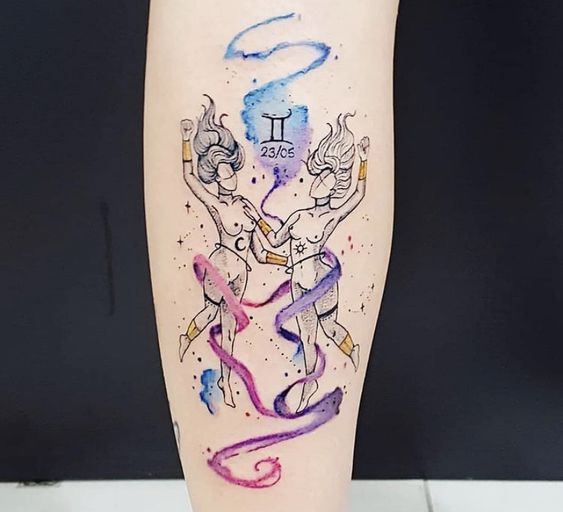 Tatouage Signe Gémeaux Avec Femmes Et Aquarelles Sur La Jambe