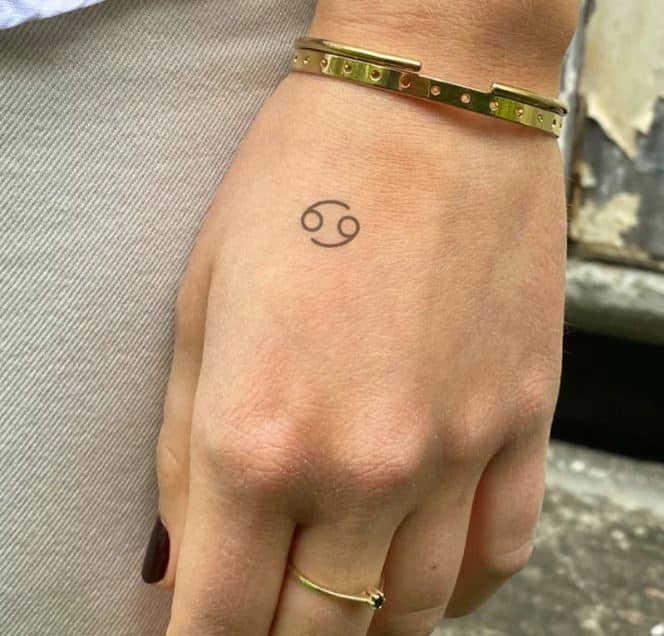 Tatouage Symbole Du Signe Cancer Sur La Main