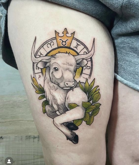Tatouage Taureau Avec Symbole Et Feuilles Vertes Sur La Cuisse