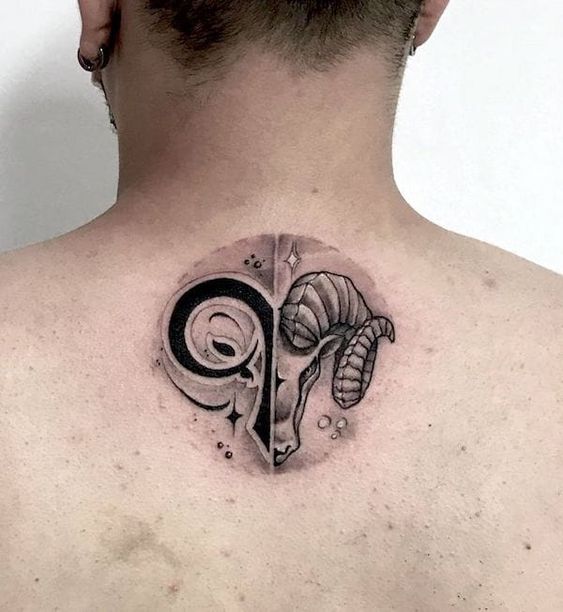 Tatouage Tête Et Signe Bélier Avec étoiles Sur Le Dos