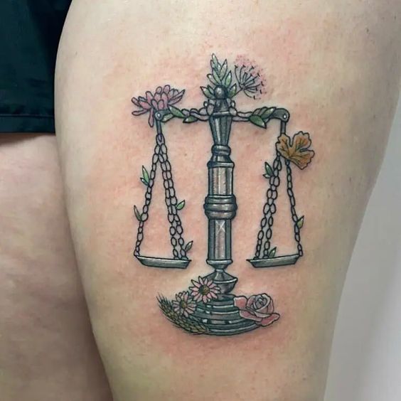 Tatouage Balance Avec Fleurs Colorées Sur La Cuisse