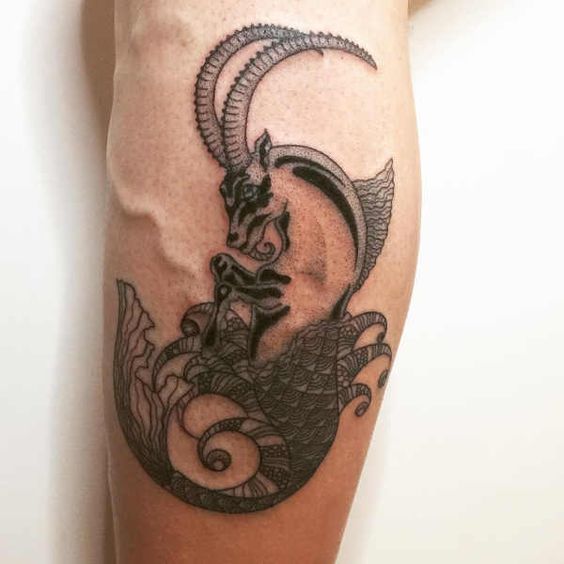 Tatouage Poisson Chèvre Gris Sur Le Mollet