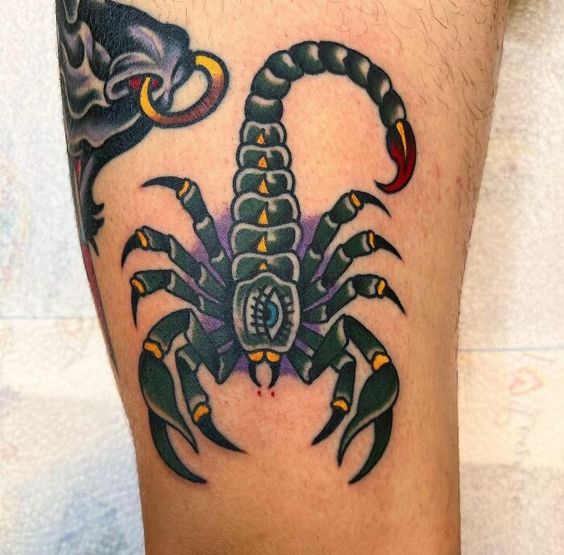 Tatouage Scorpion Et Oeil Old School Sur La Cuisse