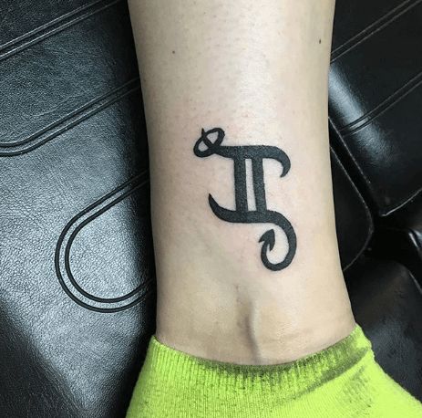 Tatouage Signe Gémeaux Avec Queue Et Auréole à L'encre Noire Sur La Jambe