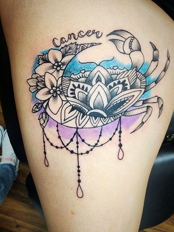 Tatouage Crabe Mandala Avec Lune Et Mot Sur La Cuisse