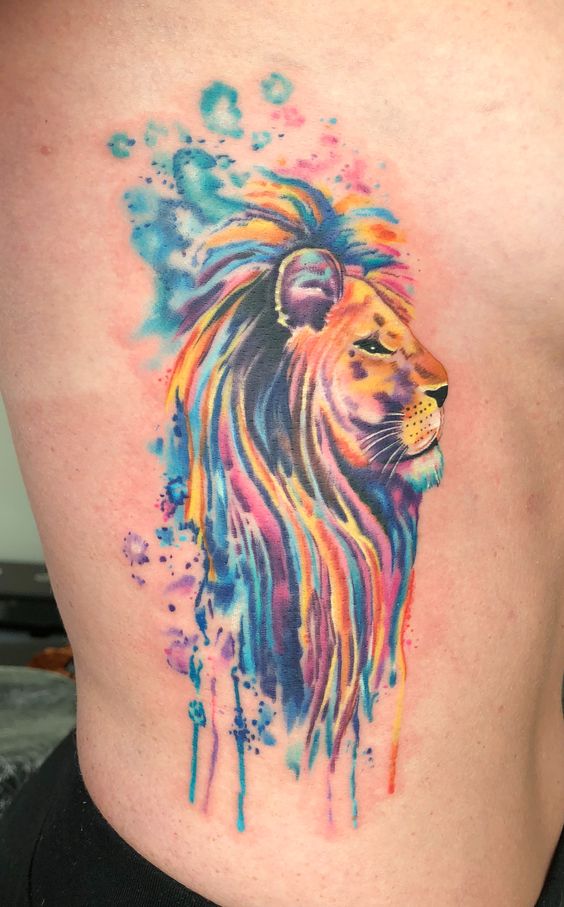 Tatouage Lion Multicolore Sur Les Côtes