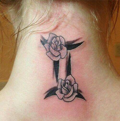 Tatouage Signe Gémeaux Avec Fleurs En Noir Et Gris Sur La Nuque