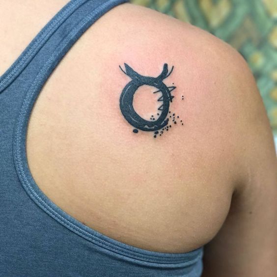 Tatouage Signe Taureau Graphique Sur L'omoplate