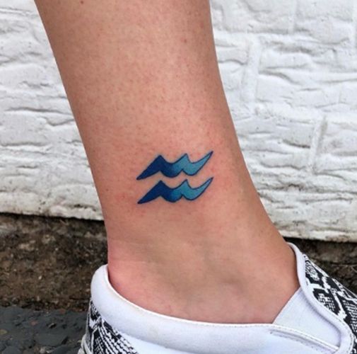 Tatouage Signe Verseau Bleue Sur La Cheville